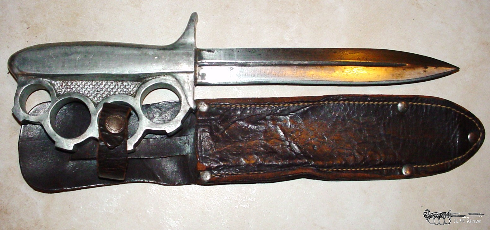 Unmarked Aussie Knuckle Knife similar to American Everitt